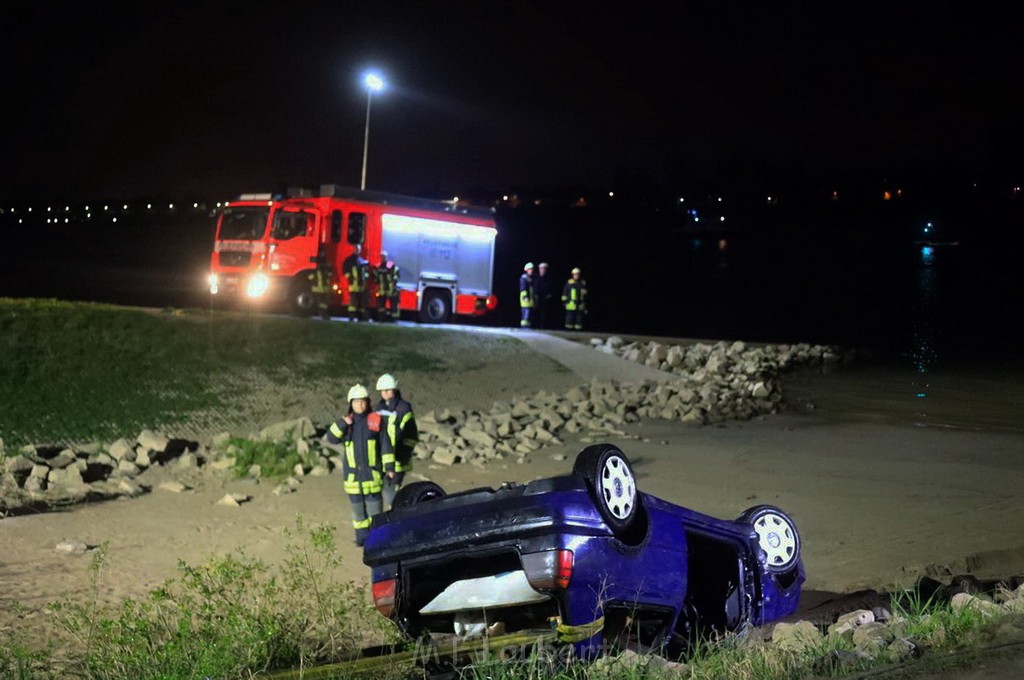 PKW im Rhein Koeln Merkenich neben dem Hitdofer Faehranleger P21.jpg